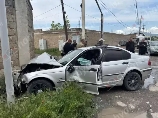 Ձորաղբյուրում բախվել են «Opel»-ն ու «BMW»-ն, վերջինն էլ բախվել է բնակչի տան քարե պարսպին