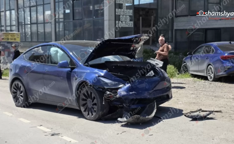 Զովունիում բախվել են «Tesla»-ն և «Volkswagen Vento»-ն. կա տուժած