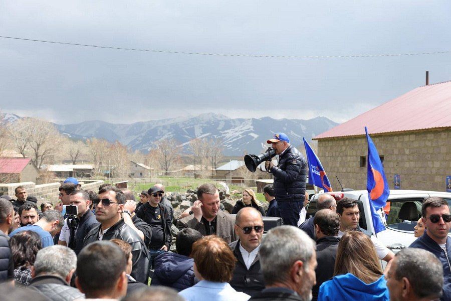 «44-օրյա պատերազմում զոհվածի ընտանիքի նպաստն են կտրել, 3 անչափահաս երեխա ունի, ինչի՞ համար. չարենցավանցին՝ Փաշինյանին»