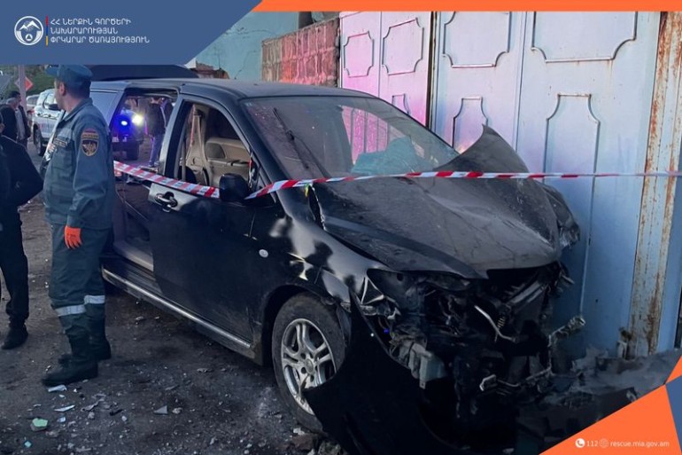 Հրազդան քաղաքում «Mazda» մակնիշի ավտոմեքենան բшխվել է խանութի պատին և կայանած «Mercedes-Benz»-ին․ կա վիրшվոր