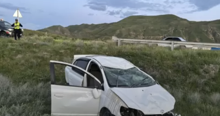 Գառնի-Լանջազատ ավտոճանապարհին «Toyota»-ն դուրս է եկել ճանապարհի երթևեկելի գոտուց, բшխվել քարերին և մի քանի պտույտ շրջվելով հայտնվել դաշտում․ կան վիրшվորներ