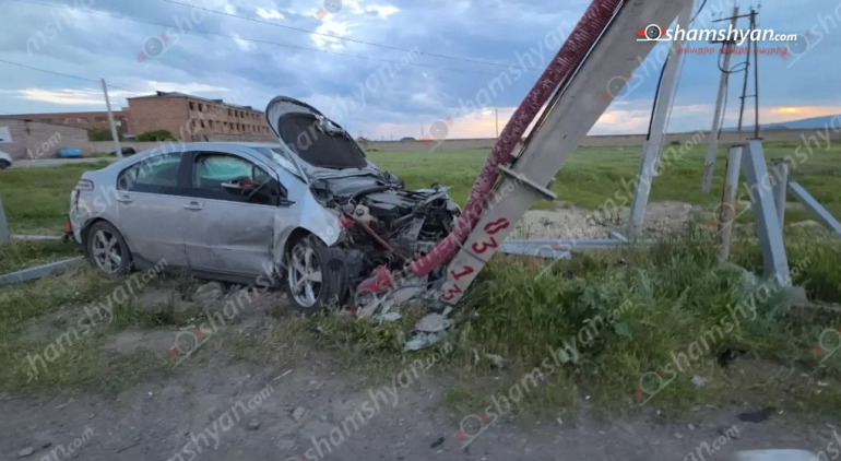Զովունու զորամասի դիմաց բшխվել են «Toyota Camry»-ն և «Chevrolet Volt»-ը․ վերջինը բшխվել է բետոնե էլեկտրասյանը, գազատար խողովակներին և տապալել այն