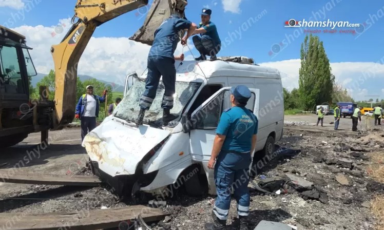 ՏԿԵ նախարար Դավիթ Խուդաթյանը Երևան-Սևան ավտոճանապարհի Կոտայքի մարզի վարչական տարածքում՝ կայծակից փլուզված կամրջի վայրում ծանոթացավ կատարվող աշխատանքներին ու պատասխանատուներին տվեց հանձնարարականներ