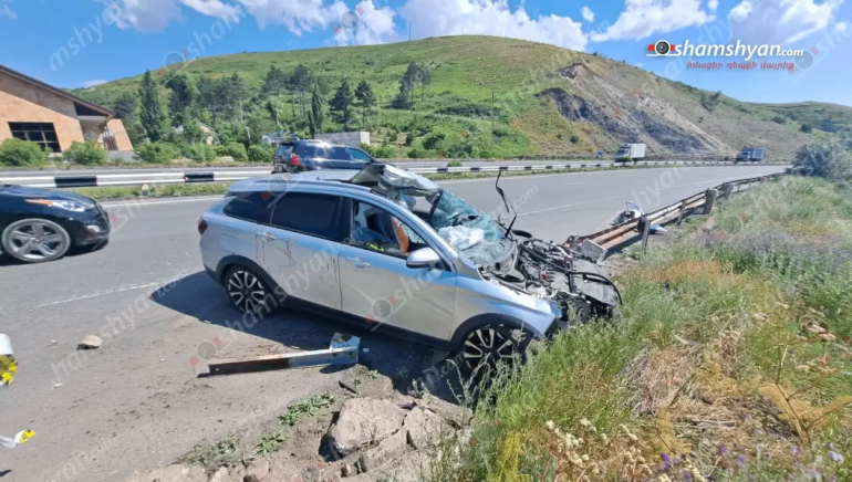 Կոտայքում «Lada»-ն բախվել է երկաթե արգելապատնեշին. կան վիրավnրներ