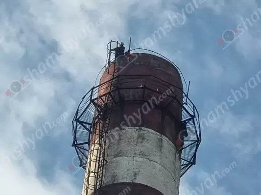 Արտառոց դեպք՝ Բյուրեղավանում․ քաղաքացին, ով հայտնում է, որ ինքը Ֆիդել Կաստրոն է, բարձրացել է շշերի գործարանի տարածքում գտնվող մոտ 70 մետր բարձրությամբ աշտարակի վրա և սպառնում է ցած նետվել