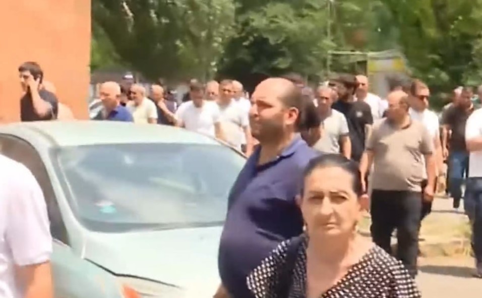Վերջ, գնում ենք Երևան-Սևան մայրուղին փակենք, ոնց որոշել ենք, չենք կարա նստենք ու սպասենք