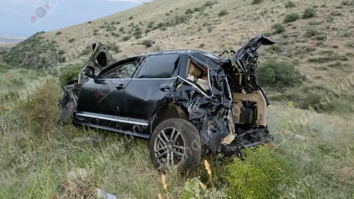 Երևան-Սևան-Իջևան ճանապարհին «Volkswagen Tuareg»-ը դուրս է եկել երթևեկելի գոտուց, բախվել քարերին ու հողաթմբերին և գլորվելով հայտնվել ձորում․ կա զnh