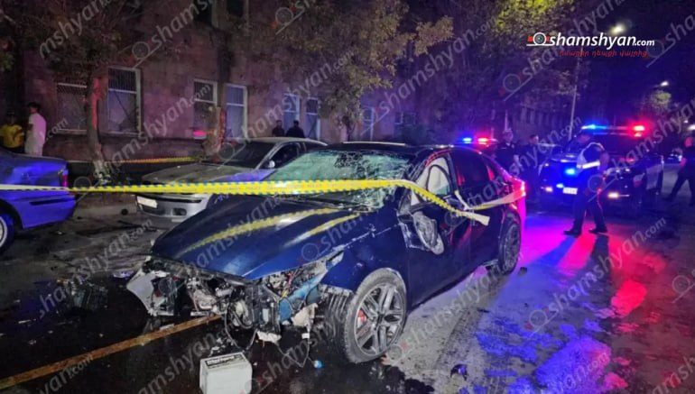 24-ամյա վարորդը ոչ սթափ վիճակում «Kia Forte»-ով բախվել է շատրվանների ջրավազանի բազալտե եզրաքարին, անցել ջրավազանի վրայով և բախվել շտապօգնության ավտոմեքենային ու 2 «BMW»-ներին