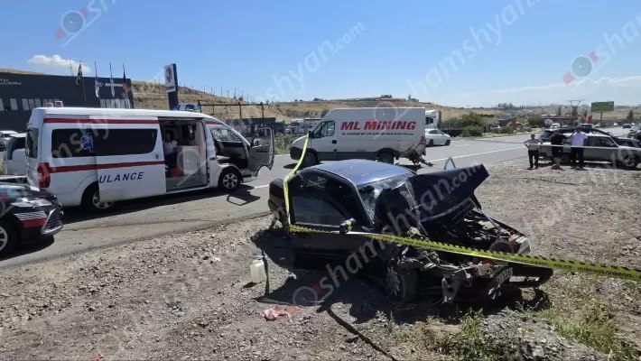Խոշոր ավտովթար Կոտայքի մարզում․ «Mercedes»-ը բախվել է կայանված «Iveco» բեռնատարին․ վերջինը հայտնվել է ճանապարհի մեջտեղում․ 1 հոգի տեղում բուժօգնություն է ստացել, 1-ը հոսպիտալացվել