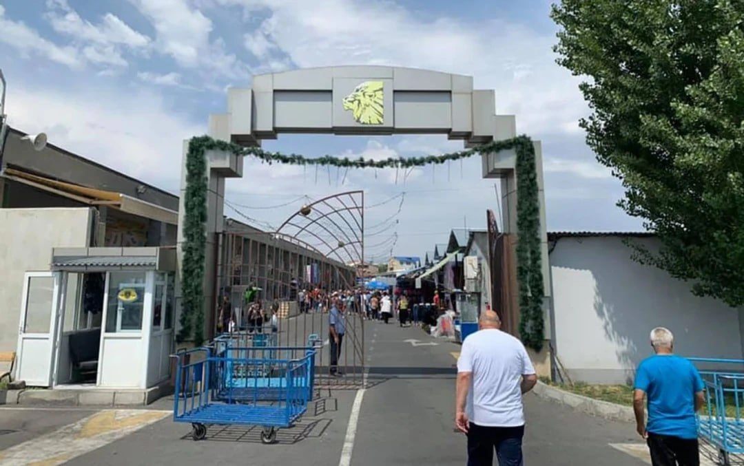 Այս պահին խուզարկում են Առինջ մոլի տնօրենի տունը
