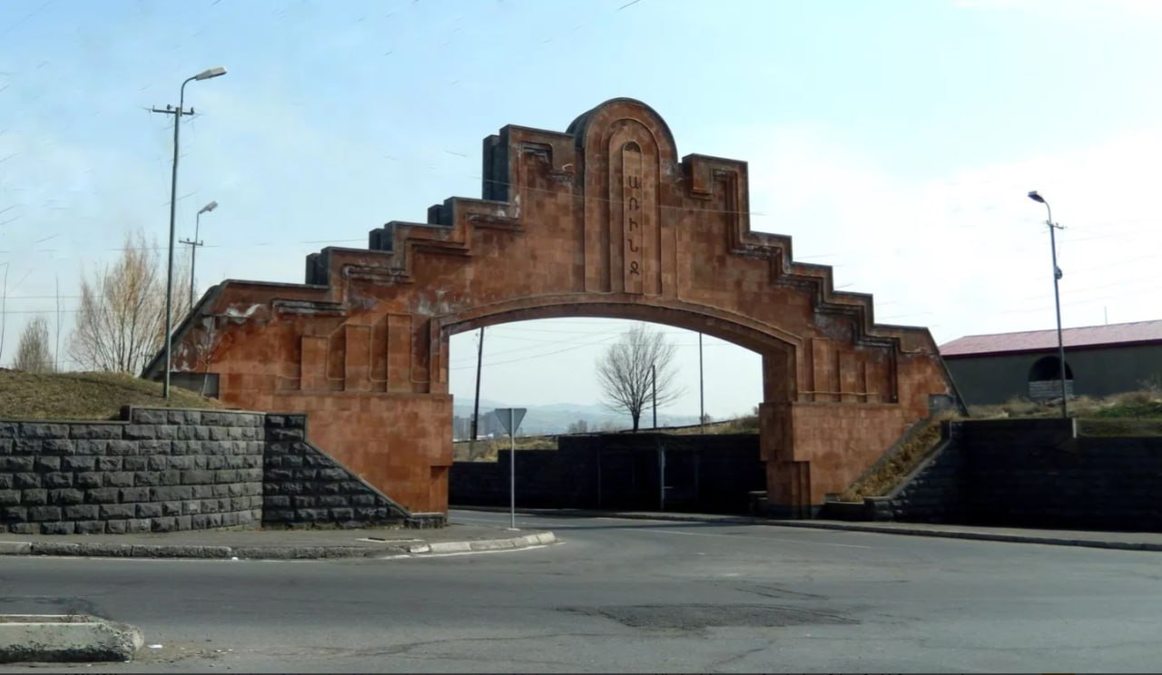«Առինջ մոլի» տնօրենի տունը խուզարկվում է, առևտրի կենտրոնում բացահայտվել է շուրջ 1,3 մլրդ դրամի թաքցված հարկման օբյեկտ, նա կալանավորված է