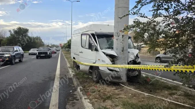 «Mercedes» բեռնատարը Քաղսի գյուղի տարածքում կոտրել է ծառն ու բախվել գովազդային երկաթե սյանը․ կա վիրավոր