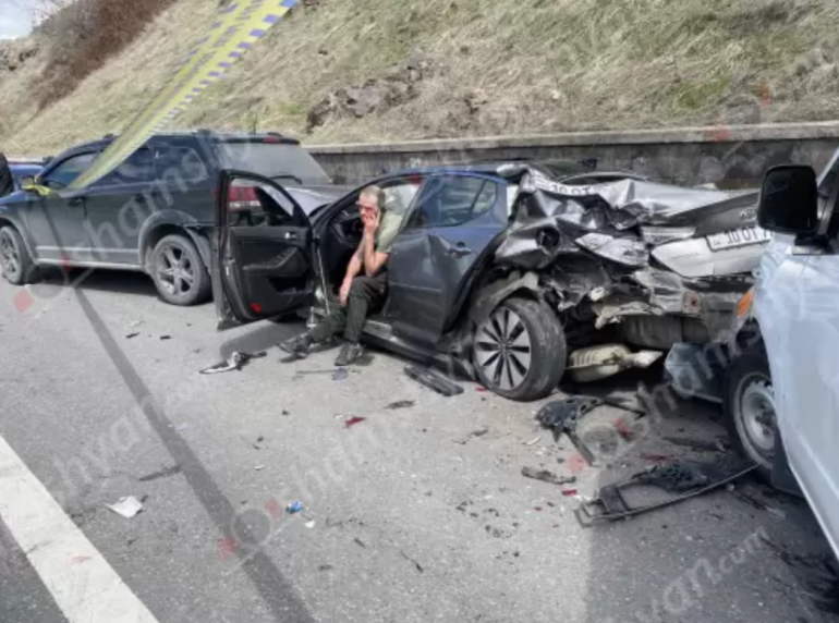 «Արծվի թևերի» մոտ «Nissan»-ը բախվել է կայանված «Kia»-ին, վերջինն էլ՝ «Dodge»-ին․ կա 4 վիրավnր