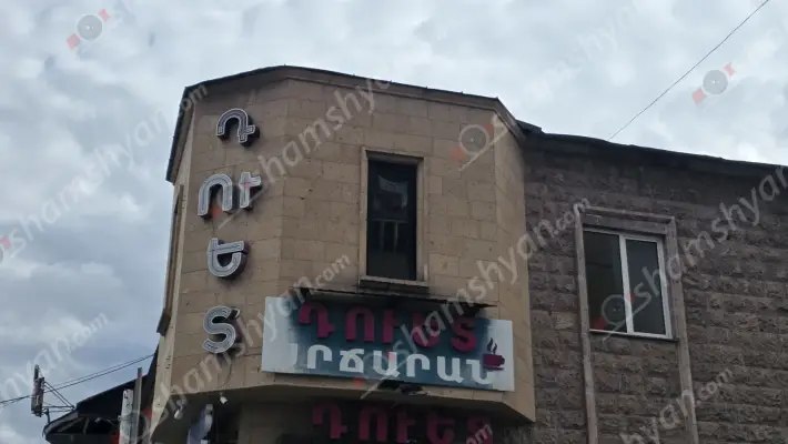 Հրազդանում հայտնի «Դուետ» սրճարանում տեղի ունեցած վիճաբանությունից հետո Հրազդանի նախկին փոխոստիկանապետի տղան մարմնական վնասվածքներով տեղափոխվել է հիվանդանոց․ կասկածյալը Հրազդանի թիվ 11 դպրոցի նախկին տնօրենի որդին է