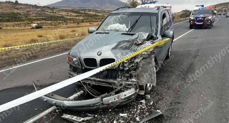 Աշտարակ-Եղվարդ ավտոճանապարհին բախվել են «BMW X5»-ը և «Scania» բեռնատարը․ կան վիրավորներ