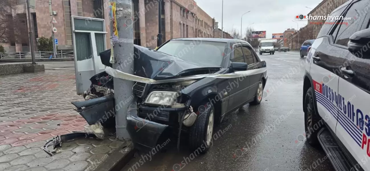 Ավտովթար Շիրակի մարզում․ Գյումրիում՝ «Անկախության» հրապարակում, բախվել են 2 «Mercedes»-ները, որոնցից մեկը բախվել է երկաթե սյանը․ կա վիրավոր