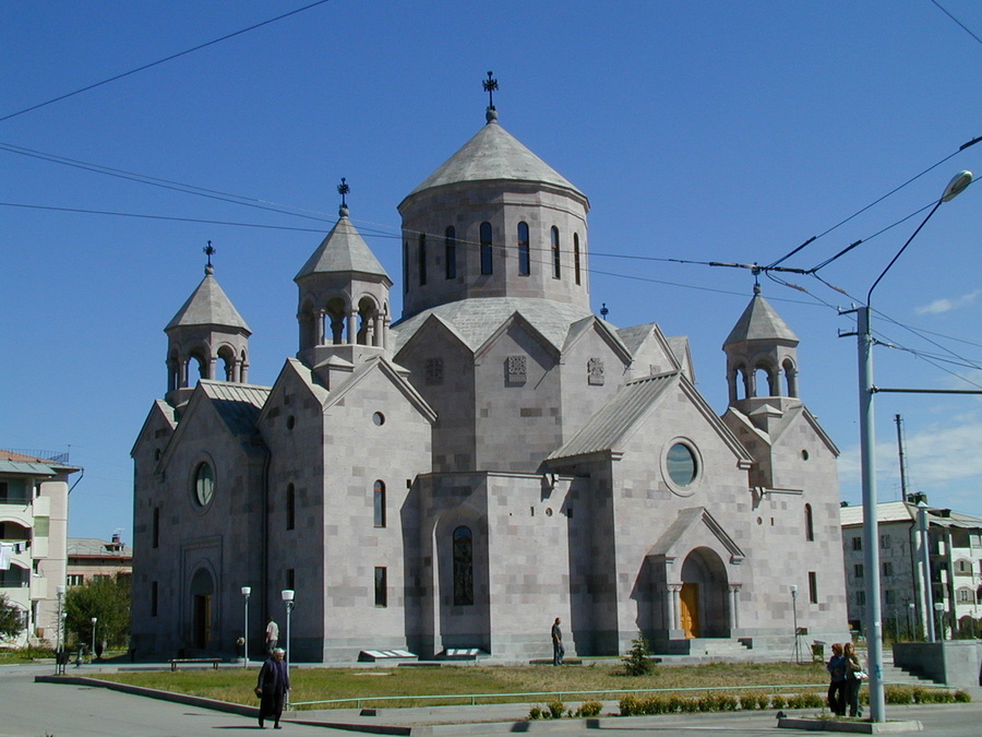 Ծեծկռտուք Գյումրու «Հակոբ Մծբնեցի» եկեղեցու հետնամասում