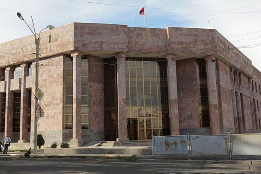 Սկանդալ՝ Շիրակի դատարանում․ մեղադրյալը շիշ է նետել, սեռական բնույթի հայհոյանքներ հնչեցրել. Aravot. am
