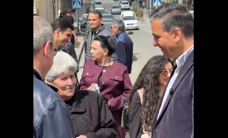 Գոնե Դուք անցնեք, մեր վիճակը բարելավվի․ գյումրեցի կինը՝ Արման Թաթոյանին
