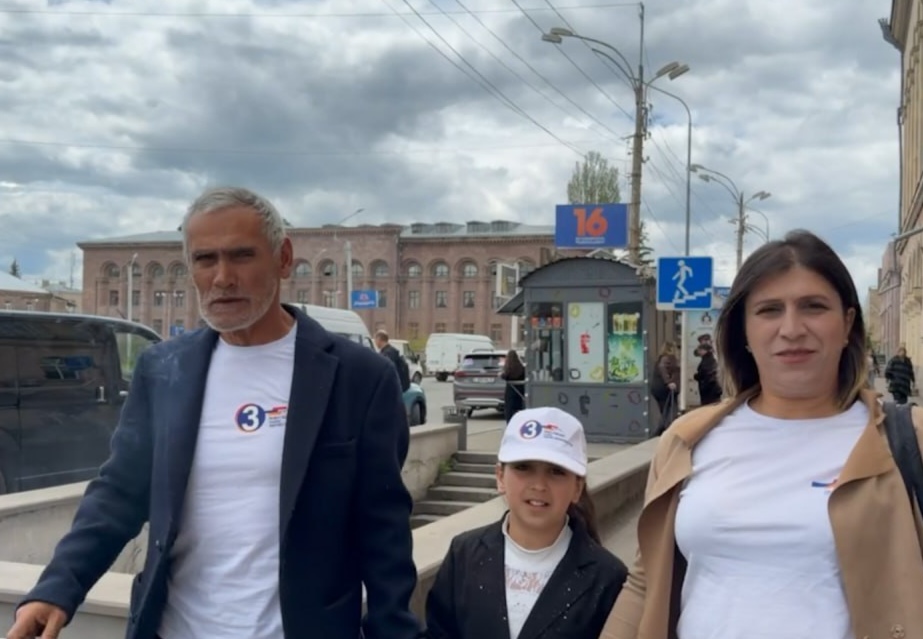 «Զզվում ենք Փաշինյանից, ծաղրածուի նման ընկել է փողոցները, ո՞վ է ինքը, մեկը էղնի՝ իրան տեր էղնի»