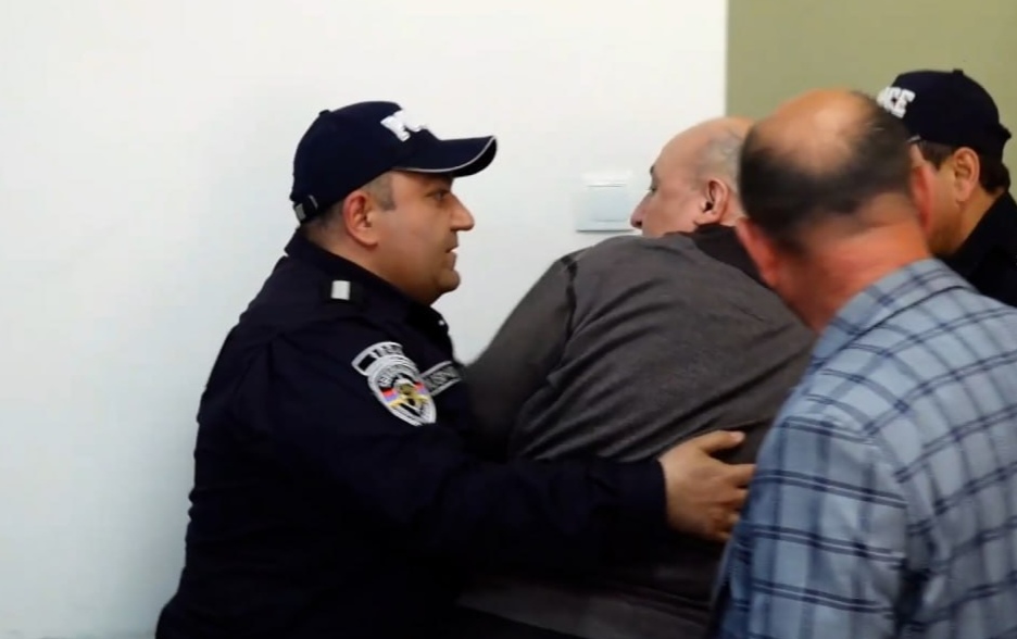 «Սպասի, արա’». Իրավիճակը դուրս եկավ վերահսկողությունից, ոստիկանները քաշքշեցին Վարդան Ղուկասյանին