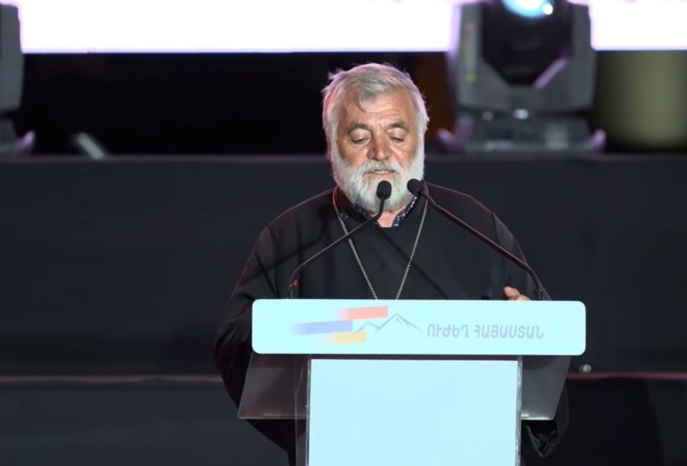 ՔՊ-ից հետո «բացասական աուրան» ցրելու համար Գյումրիում Տեր Հայր հրավիրեցին աղոթելու
