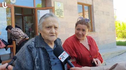 91-ամյա կինը Գյումրիում․ «Հատուկ Նիկոլ Փաշինյանի համար եմ եկել ընտրության»
