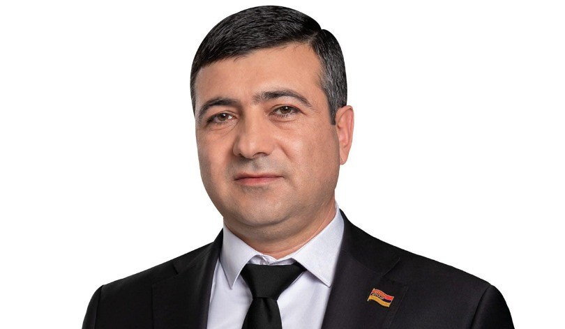 ՔՊ-ական Սարիկ Մինասյանը այլ ընտրատեղամասում զրուցում է քաղաքացիների հետ․ ընտրախախտում