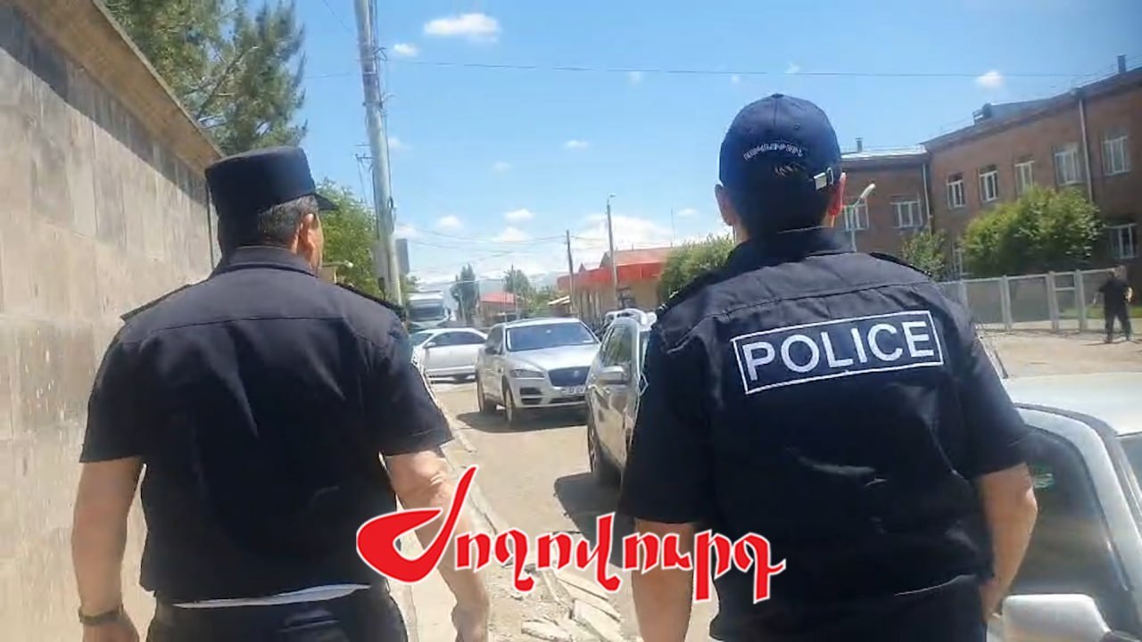 Իրավապահները մտել են Գյումրու «Ուժեղ Հայաստան» դաշինքի գրասենյակ, ձերբակալել 3 անձի․ ՏԵՍԱՆՅՈՒԹ