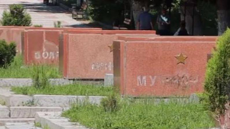 Վшնդшլիզմի դեպք Գյումրիում. «Մայր Հայաստան» հուշահամալիրից պոկված «ոսկե» տառերը գտնվել են աղբամանում (վիդեո)