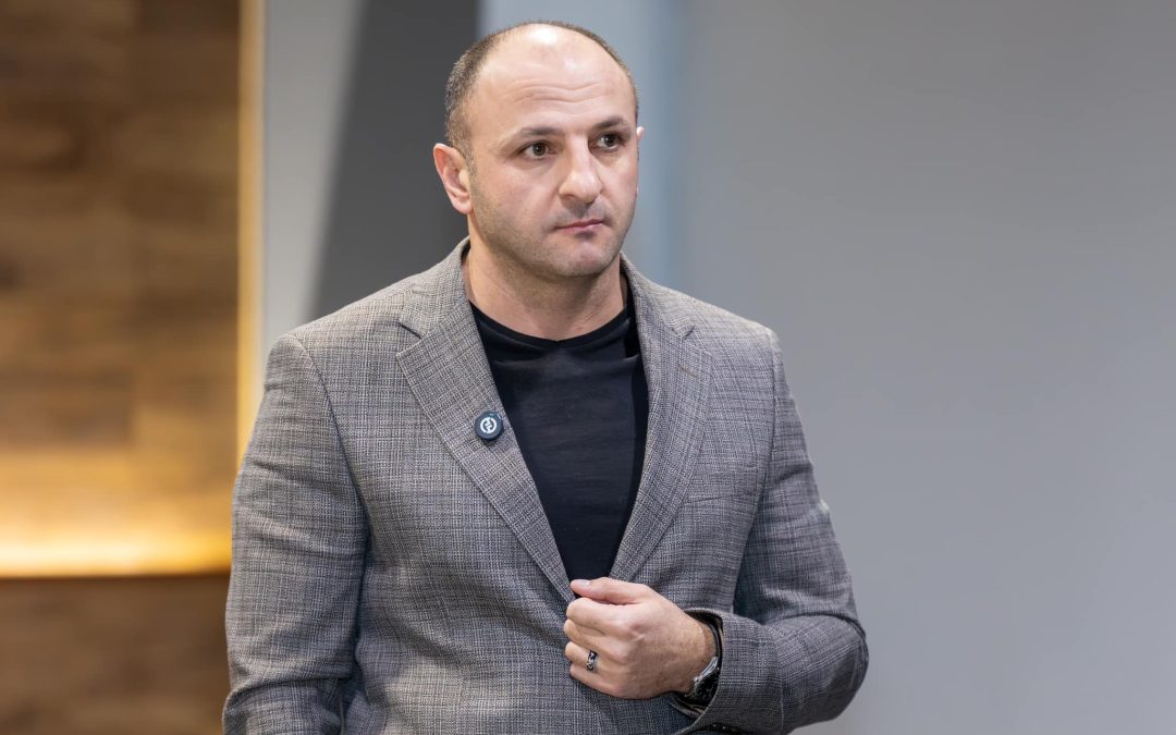 Իրավապահները խուզարկում են Գյումրի համայնքի ավագանու անդամ Կարեն Սիմոնյանի բնակարանը