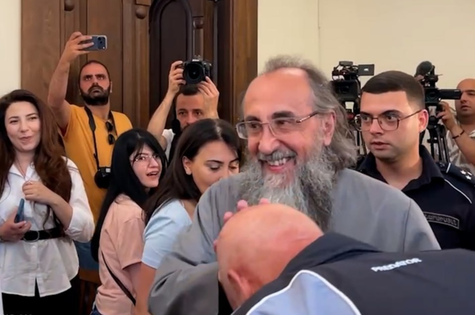 «Սրբազա՛ն, Սրբազա՛ն». ծափերով ու վանկարկումներով են դիմավորում Միքայել Սրբազանին դատարանում