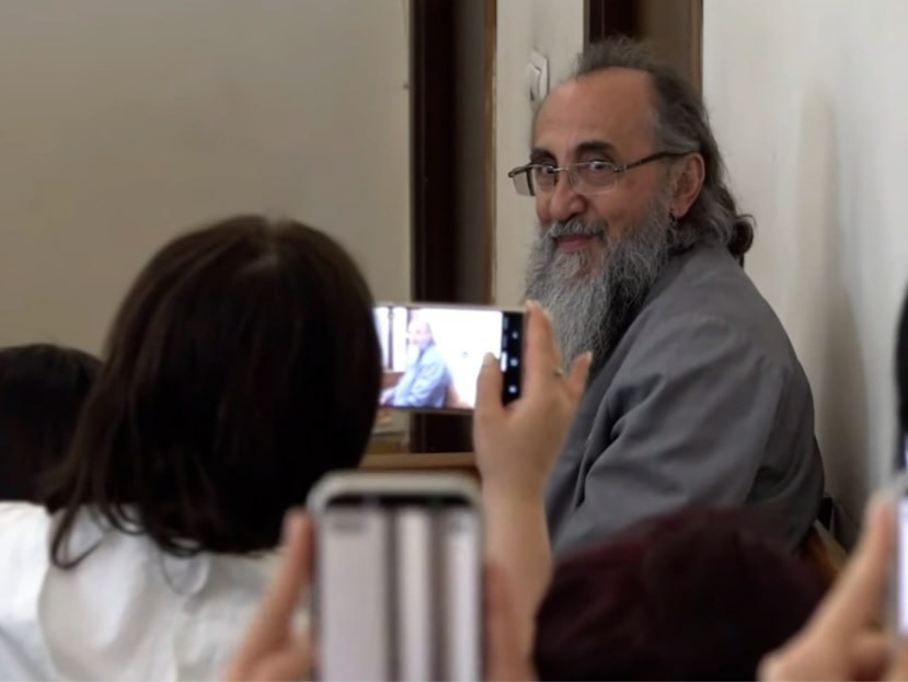 «Ժողովուրդը ձեր կողքին է, տրամադրությունդ տեղը». Միքայել Սրբազանը սպասում է իր գործով վճռի կայացմանը