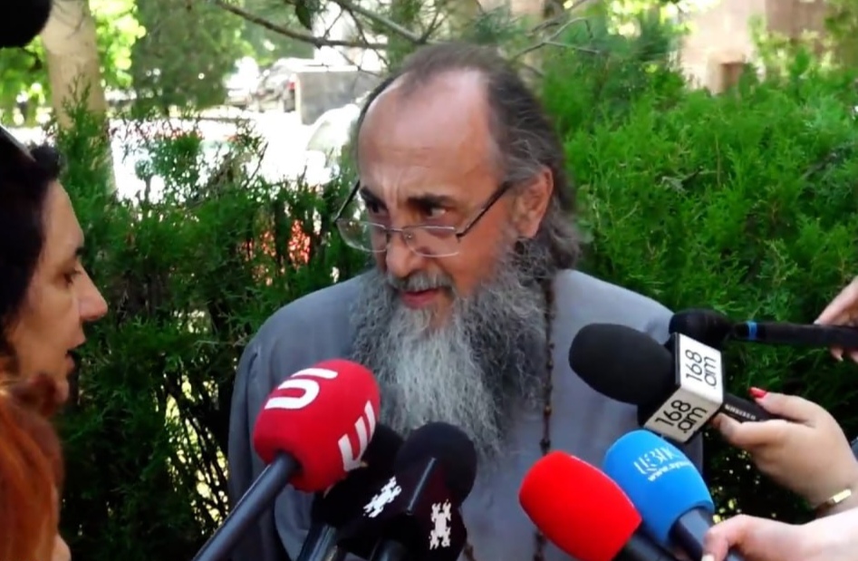«Չէ՛, բա պիտի գլուխները շոյեմ». Միքայել Սրբազանը՝ իշխանությանը քննադատելու մասին