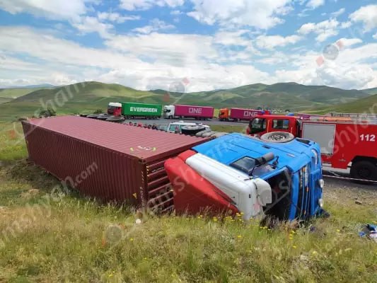 Խոշոր ավտովթար՝ Շիրակի մարզում․ բեռնատարը բախվել է երկաթե արգելապատնեշներին և կողաշրջվել
