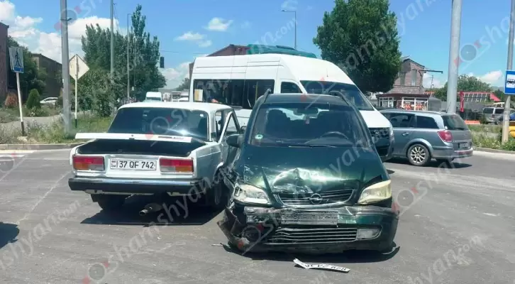 Ավտովթար՝ Շիրակի մարզում․ Գյումրիում բախվել են «Opel Zafira»-ն և «ՎԱԶ 2107»-ը․ կան վիրավորներ