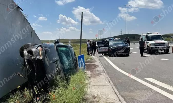 Երևան-Գյումրի ճանապարհին «Mercedes CLA»-ը կողաշրջվել է․ կինը և անչափահաս երեխաները հոսպիտալացվել են