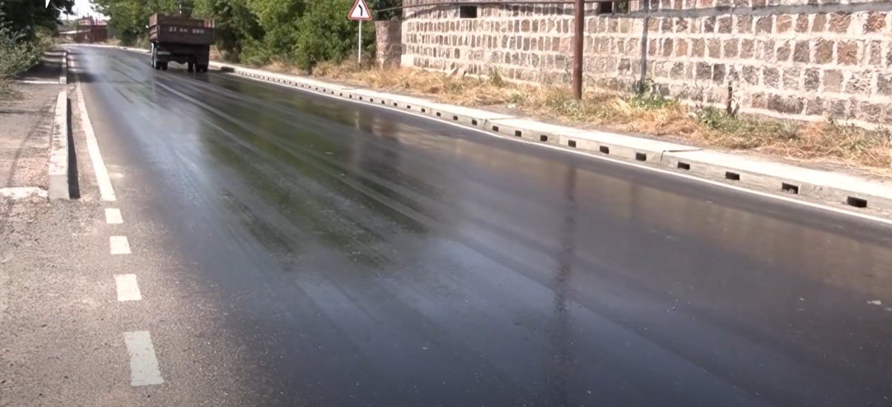 «Սխալմունք է». Գյումրին շրջանցող մոտ 2.5 կմ ճանապարհը արդեն մի քանի օր է բիտումով է պատված