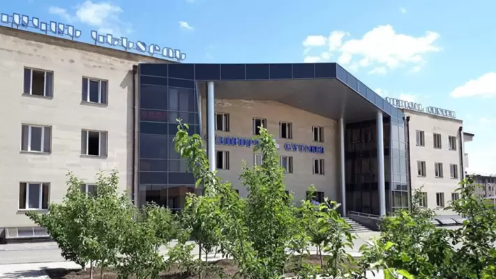 Ալկոհոլ օգտագործած ռուս տղամարդը Գյումրի բժշկական կենտրոնում դռան ապակի է կոտրել.aravot. am