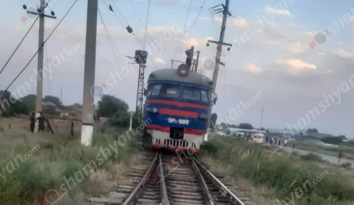 Արտակարգ դեպք․ էլեկտրական լարն ընկել է Երևան-Գյումրի գնացքի վագոնի տանիքին, հրդեհ առաջացրել