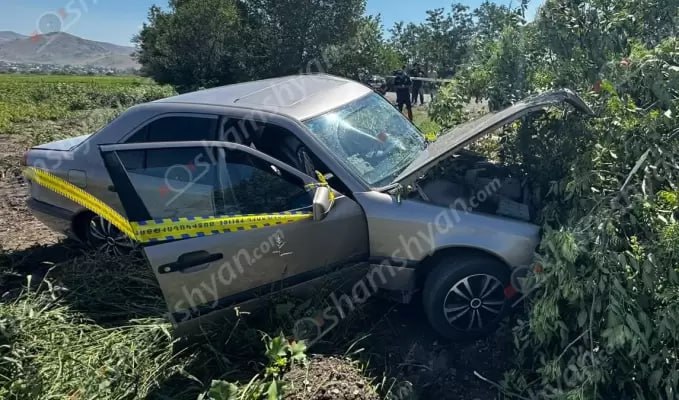 Ախուրյան-Կառնուտ ավտոճանապարհին «Mercedes»-ը բախվել է հողաթմբերին ու ծառին․ կա վիրավոր