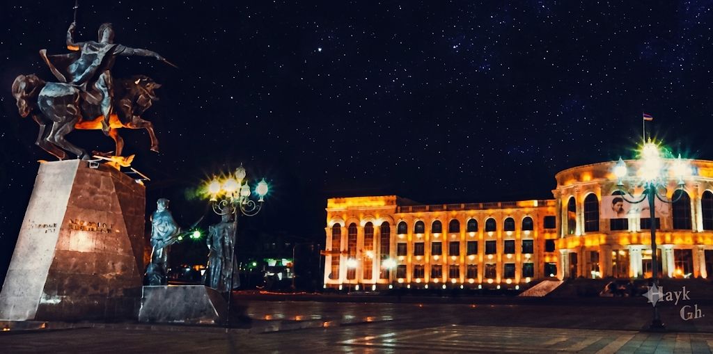 Գյումրու պատմական շենքերը՝ գիշերային լուսավորության ներքո. Գյումրու քաղաքապետարան