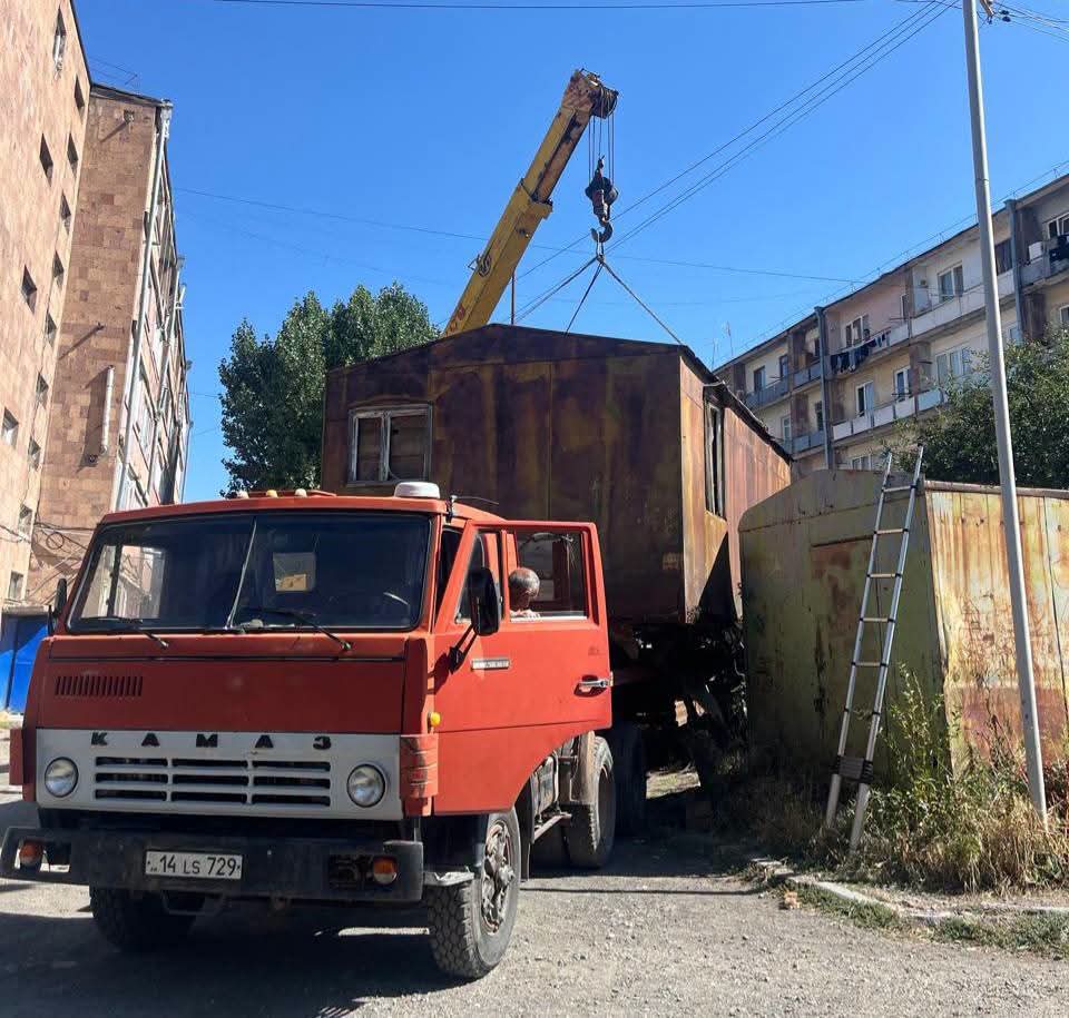 Արթիկում ապամոնտաժվում են ապօրինի տեղադրված մետաղական տնակները. Արթիկի համայնքապետարան