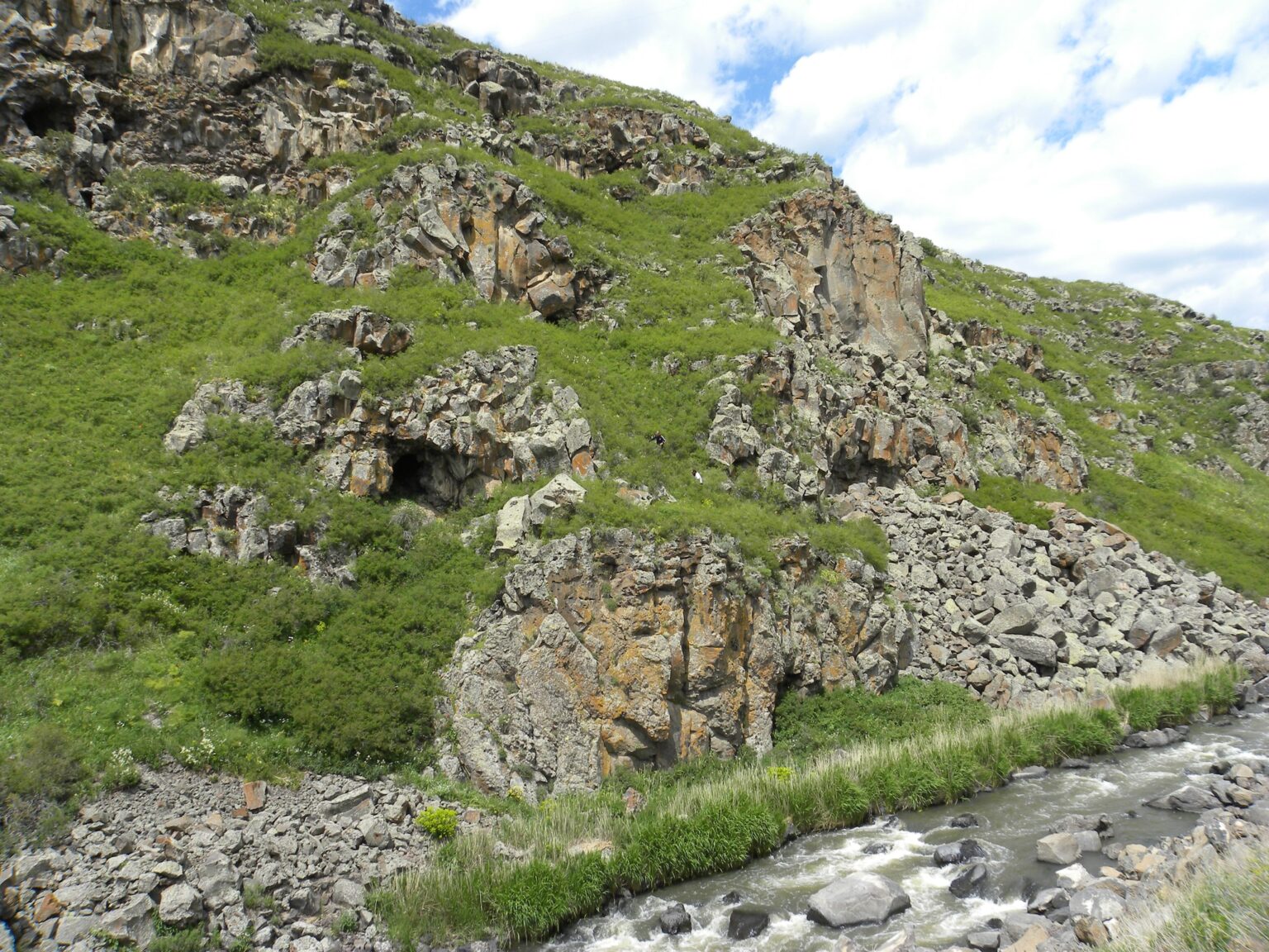 Բացահայտիր Շիրակը- Ջրաձորի քարե դռներով քարայրերը