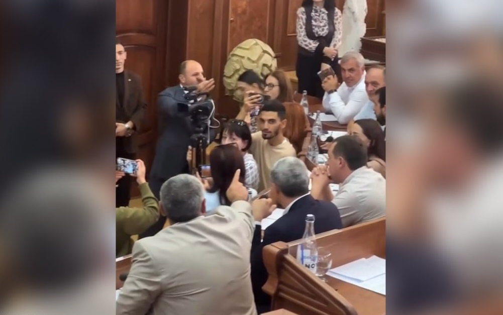 Գոռգոռոց, վեճ՝ Գյումրիի ավագանու նիստին․ «Ս․ Ալեքսանյանը դարձավ ձեր սրտի օլիգարխը, քննադատում էիք»