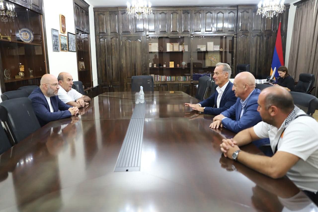 Դավիթ Առուշանյանը հյուրընկալել է լեգենդար մարզիկ Ռոբերտ Էմմիյանին՝ ռեկորդի 40-ամյակի առիթով. ՀՀ Շիրակի մարզպետի աշխատակազմ