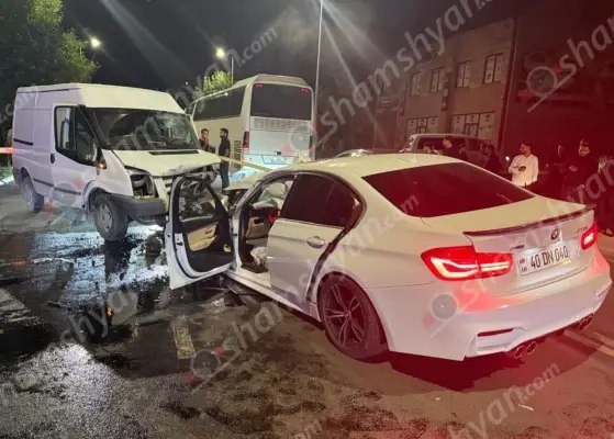 Գյումրիում ճակատ ճակատի բախվել են «BMW»-ն և «Ford Transit»-ը․ կա 4 վիրավոր