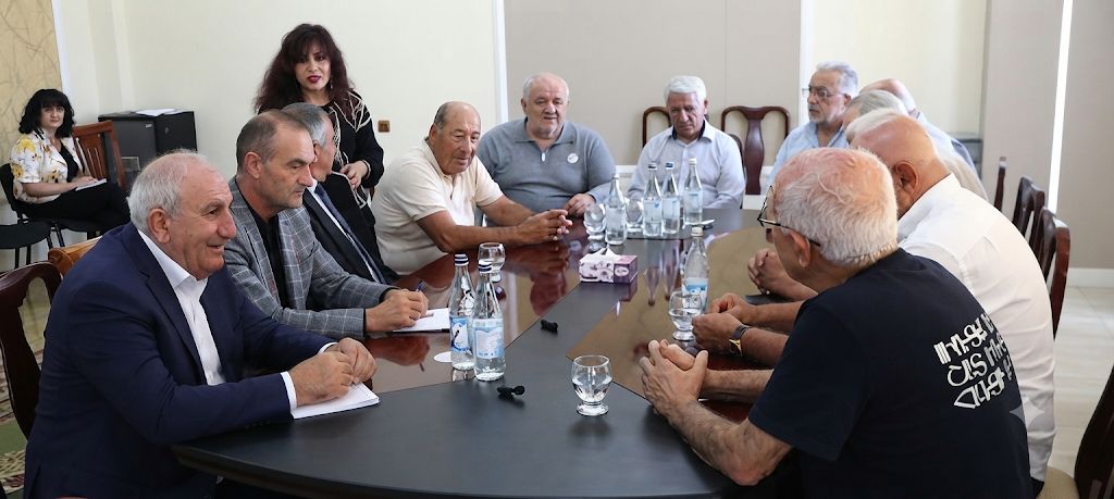 Պատմական այց և հիշողություններ․ Գյումրիի քաղաքապետարանում հյուրընկալվել էին Հայաստանի Գերագույն Խորհրդի պատգամավորները. Գյումրու քաղաքապետարան