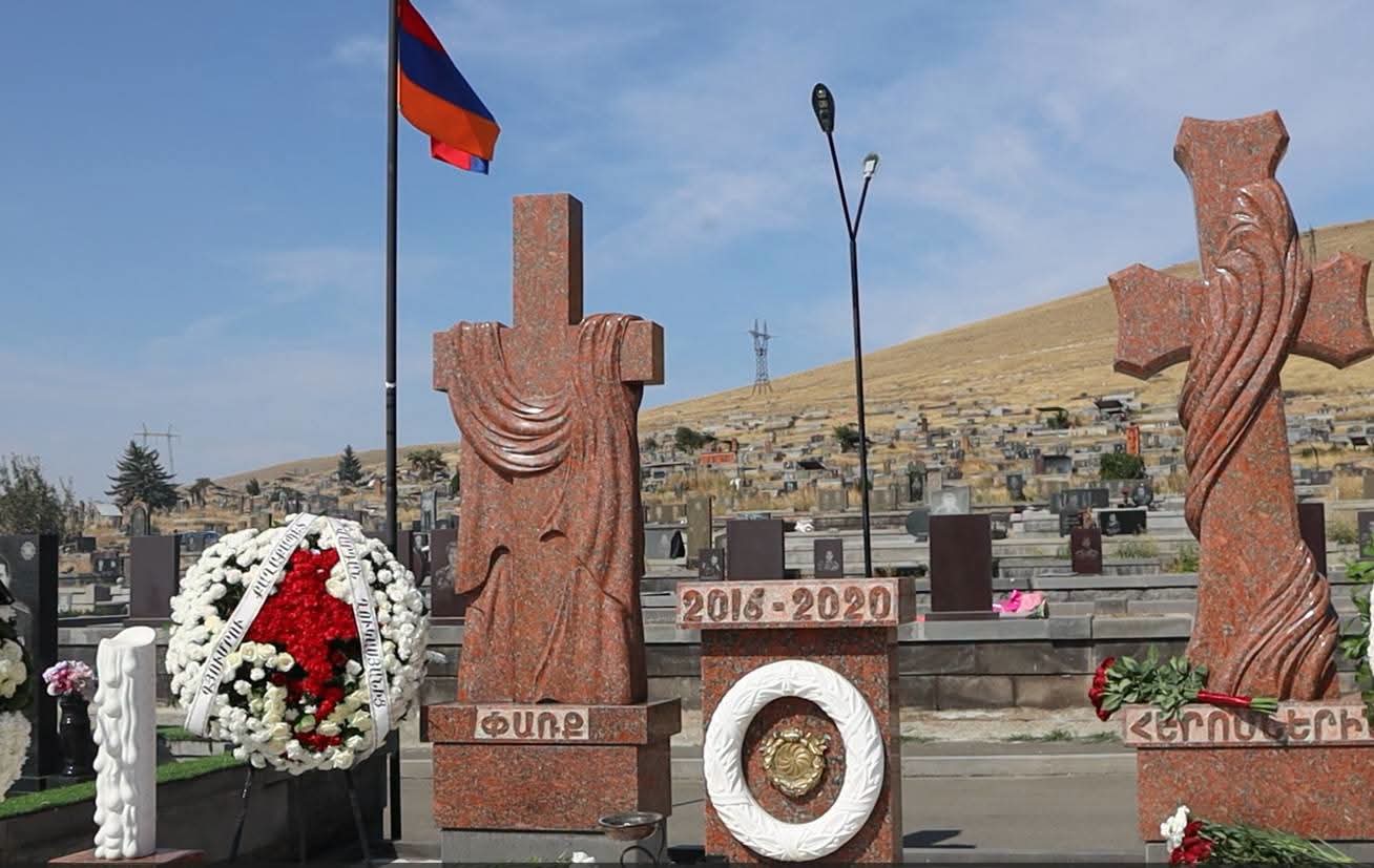 Գյումրու քաղաքապետարանի ներկայացուցիչները հարգանքի տուրք են մատուցել Արցախյան պատերազմներում նահատակվածների հիշատակին. Գյումրու քաղաքապետարան