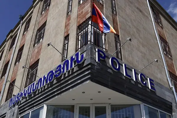 «Օրինական ճանապարհով է ձեռք բերված»․ Գյումրու դպրոցի տնօրեններից մեկի մեքենայից զենք է առգրավվել. aravot.am